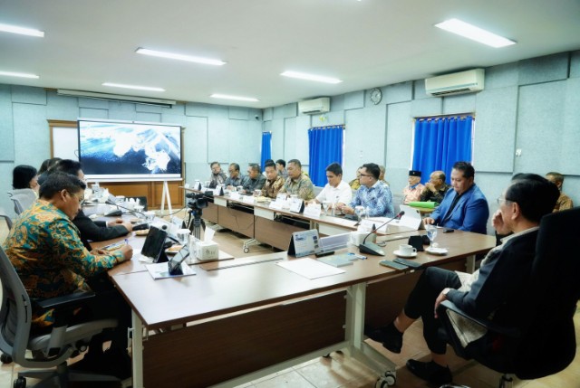 Ketua DEN, Luhut B Pandjaitan, pimpin rapat pembentukan KEK Danau Toba