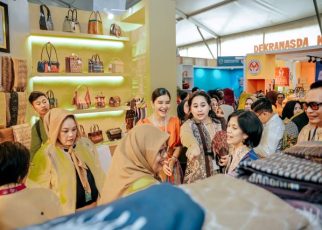 Ketua TP PKK Sumut, Kahiyang Ayu, kunjungan stand Sumut pada pameran HUT Dekranas ke 45