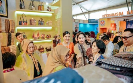 Ketua TP PKK Sumut, Kahiyang Ayu, kunjungan stand Sumut pada pameran HUT Dekranas ke 45