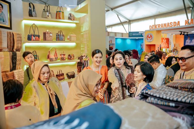 Ketua TP PKK Sumut, Kahiyang Ayu, kunjungan stand Sumut pada pameran HUT Dekranas ke 45