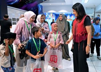 Ketua TP PKK Sumut, Kahiyang Ayu, traktir anak yatim berbelanja pakaian dan sepatu baru