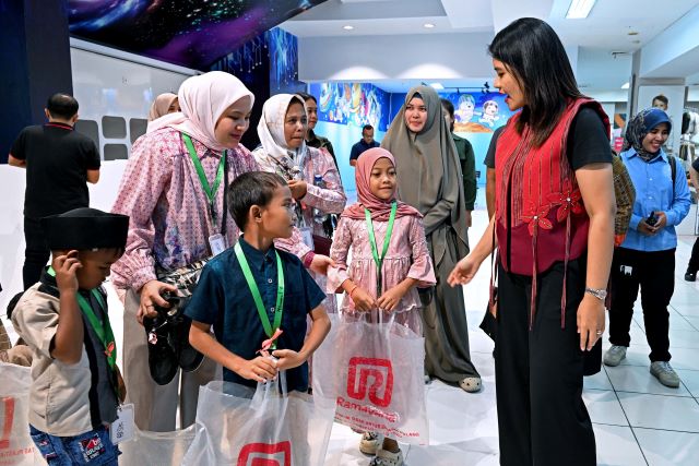 Ketua TP PKK Sumut, Kahiyang Ayu, traktir anak yatim berbelanja pakaian dan sepatu baru