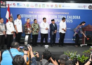 Menteri Pariwisata, Widiyanti Putri Wardhana, pukul gong tanda dibukanya International Conference di Danau Toba