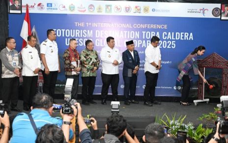 Menteri Pariwisata, Widiyanti Putri Wardhana, pukul gong tanda dibukanya International Conference di Danau Toba