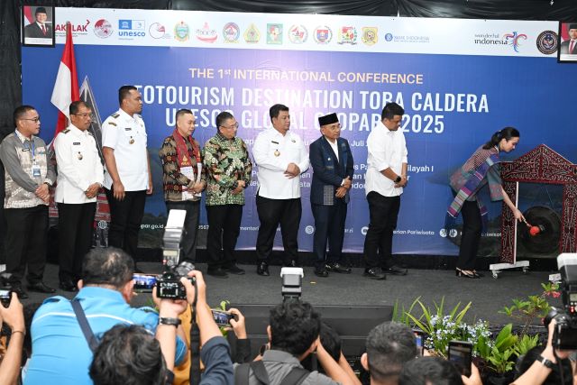 Menteri Pariwisata, Widiyanti Putri Wardhana, pukul gong tanda dibukanya International Conference di Danau Toba