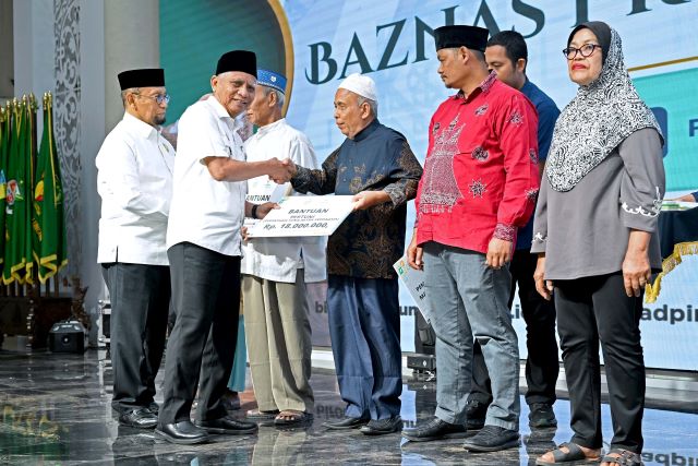 Wakil Gubernur Sumut, Surya, salurkan Zakat Triwulan II