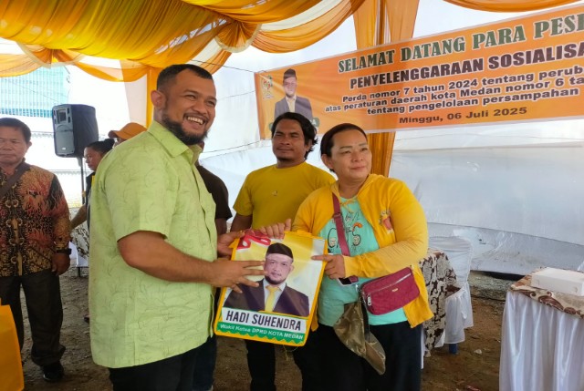 Wakil Ketua DPRD Medan, Hadi Suhendra, berikan souvenir usai gelar Sosper VII TA 2025 di Belawan
