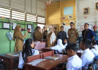 Wali Kota Medan, Rico Tri Putra Bayu Waas, kunjungi SD Negeri di Kampung Nelayan