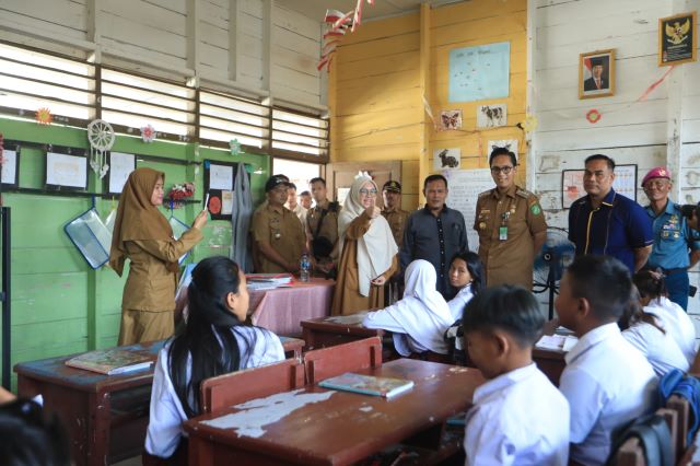 Wali Kota Medan, Rico Tri Putra Bayu Waas, kunjungi SD Negeri di Kampung Nelayan