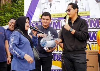 Wali Kota Medan, Rico Tri Putra Bayu Waas, senan bersama warga Medan Kota