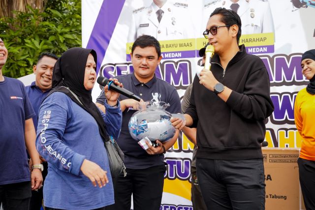Wali Kota Medan, Rico Tri Putra Bayu Waas, senan bersama warga Medan Kota