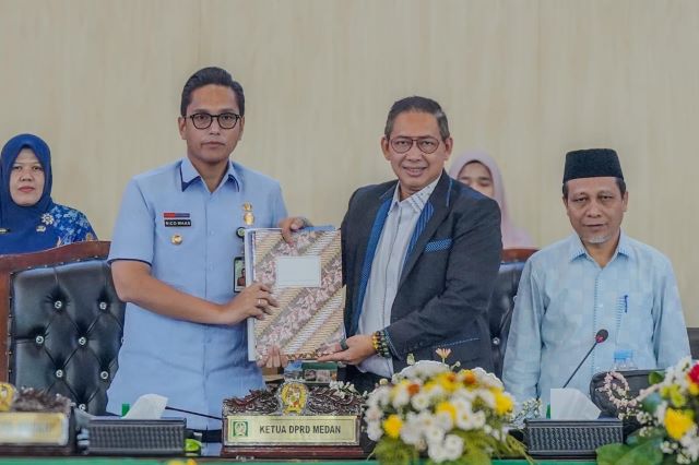 Wali Kota Medan, Rico Tri Putra Bayu Waas, serahkan pencabutan Perda RDTR ke DPRD