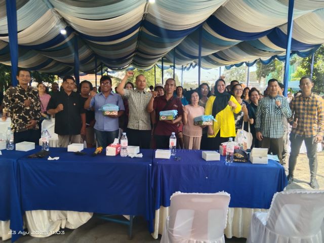 Anggota DPRD Medan Fraksi Demokrat, Dodi Robert Simangunsong, foto bersama usai Sosper VIII TA 2025 di Kelurahan Teladan Barat, Medan Kota