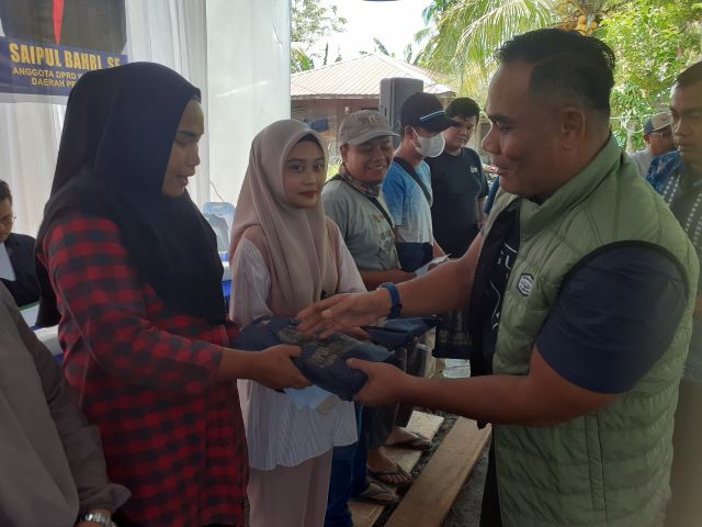 Anggota DPRD Medan Fraksi NasDem, Saipul Bahri, berikan souvenir usai Sosper VIII TA 2025 di Medan Labuhan