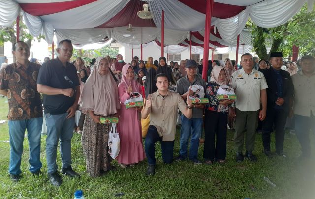 Anggota DPRD Medan Fraksi PSI, Reinhart Jeremy Anindhita, foto bersama usai Sosper VIII TA 2025 di Medan Deli