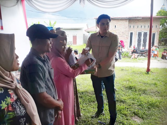 Anggota DPRD Medan Fraksi PSI, Reinhart Jeremy Anindhita, serahkan souvenir usai Sosper VIII TA 2025 di Medan Deli