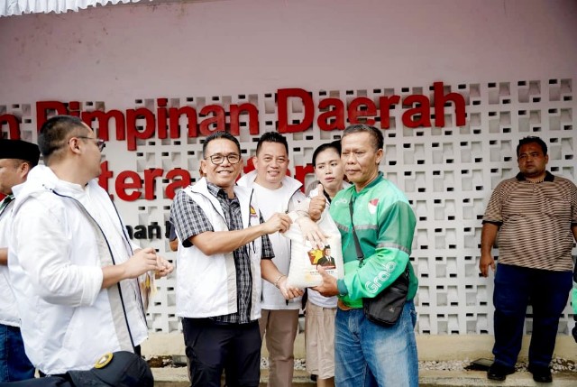 DPD Gerindra Sumut berbagi ke driver Ojol di Medan