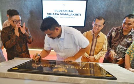 Gubernur Sumut, Bobby Nasution, teken prasasti peresmian Vihara Vimalakirti