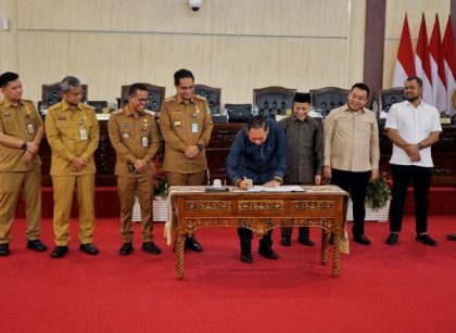 Ketua DPRD Medan, Wong Chun Sen, teken pengesahan Perda RPJMD 2025-2029