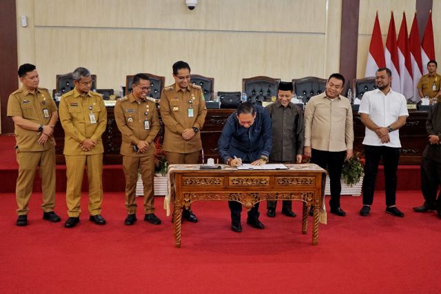 Ketua DPRD Medan, Wong Chun Sen, teken pengesahan Perda RPJMD 2025-2029