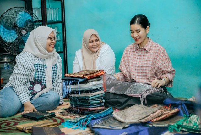 Ketua Dekranasda Sumut, Kahiyang Ayu, kunjungi pengrajin songket di Asahan