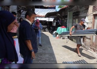 Ketua Fraksi Demokrat DPRD Medan, Iswanda Ramli, beri bantuan korban angin puting beliung