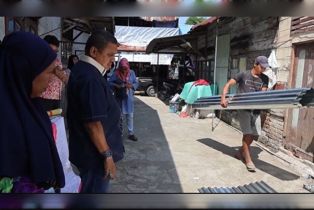 Ketua Fraksi Demokrat DPRD Medan, Iswanda Ramli, beri bantuan korban angin puting beliung