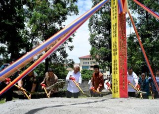 Wakil Gubenur Sumut, Surya, letakkan batu pertama jembatan Wihara Mahakaruna Buddhist Center