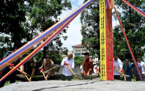 Wakil Gubenur Sumut, Surya, letakkan batu pertama jembatan Wihara Mahakaruna Buddhist Center