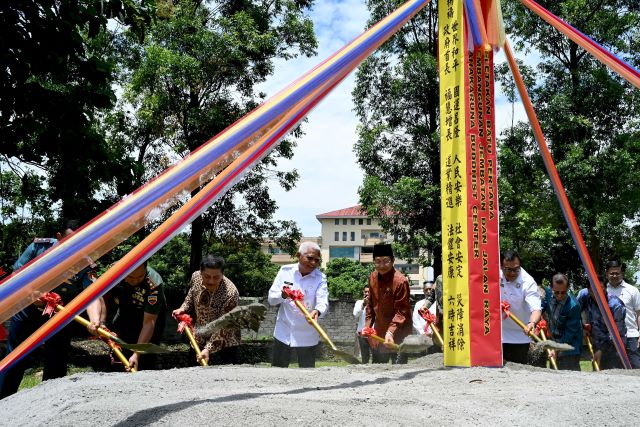 Wakil Gubenur Sumut, Surya, letakkan batu pertama jembatan Wihara Mahakaruna Buddhist Center
