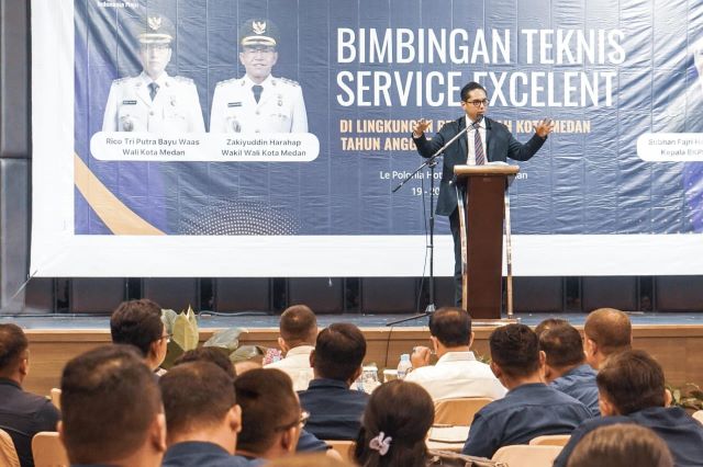 Wali Kota Medan, Rico Tri Putra Bayu Waas, buka Bimtek Service Excellent