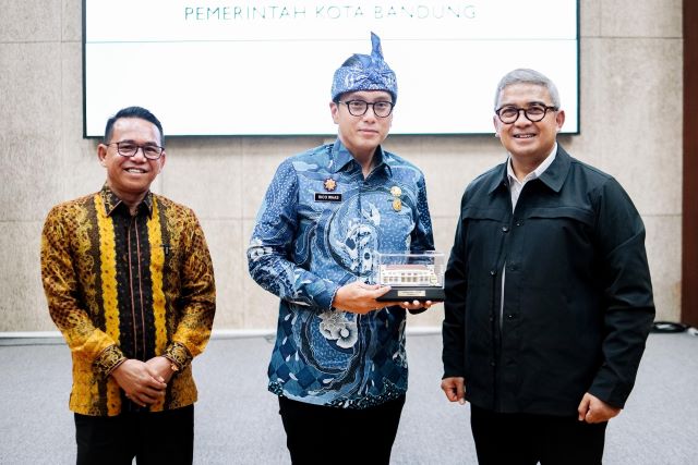 Wali Kota Medan, Rico Tri Putra Bayu Waas, diterima Wali Kota Bandung, Farhan, saat berkunjung