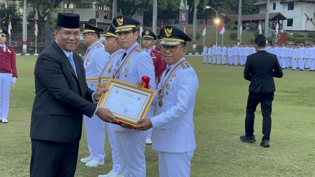 Wali Kota Medan, Rico Tri Putra Bayu Waas, diterima anugerah dari IPDN