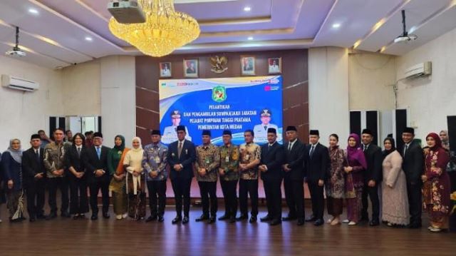 Wali Kota Medan, Rico Tri Putra Bayu Waas, foto bersama usai pelantikan pejabat eselon 2