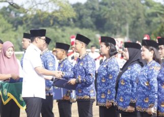 Wali Kota Medan, Rico Tri Putra Bayu Waas, serahkan SK PPPK