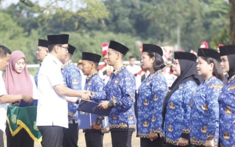 Wali Kota Medan, Rico Tri Putra Bayu Waas, serahkan SK PPPK