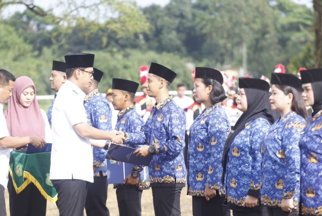 Wali Kota Medan, Rico Tri Putra Bayu Waas, serahkan SK PPPK
