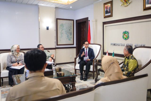 Wali Kota Medan, Rico Tri Putra Bayu Waas, terima kunjungan Deputi Kementerian LH