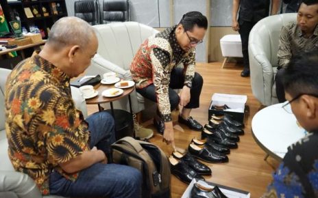 Wali Kota Medan, Rico Tri Putra Bayu Waas, terima kunjungan pengusaha sepatu lokal