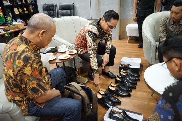 Wali Kota Medan, Rico Tri Putra Bayu Waas, terima kunjungan pengusaha sepatu lokal