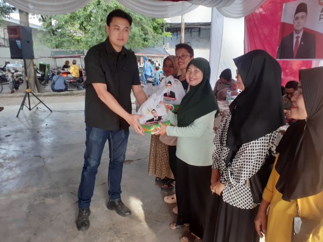 Anggota DPRD Medan Fraksi PSI, Reinhart Jeremy Anindhita, berikan souvenir usai Sosper IX TA 2025 di Medan Timur