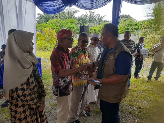 Anggota DPRD Medan Fraksi Partai NasDem, Saipul Bahri, berikan souvenir usai Sosper IX di Medan Labuhan