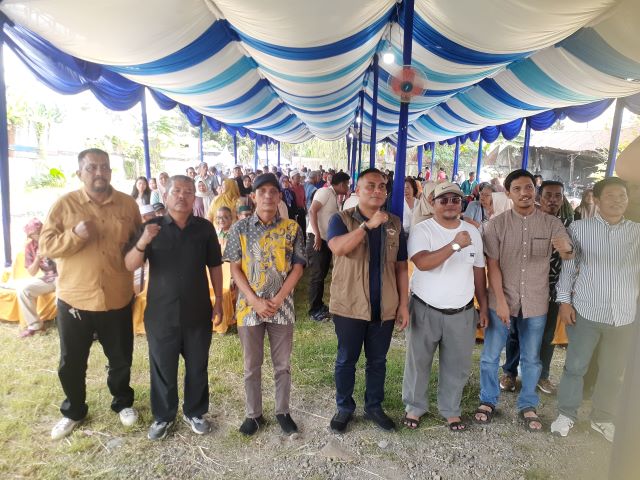 Anggota DPRD Medan Fraksi Partai NasDem, Saipul Bahri, foto bersama usai Sosper IX di Medan Labuhan