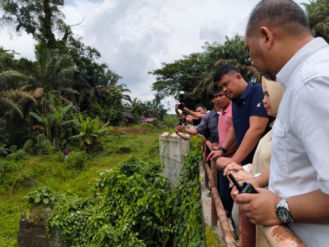 Gubenur Sumut, Bobby Nasution, tinjau pembangunan jembatan mangkrak di Langkat