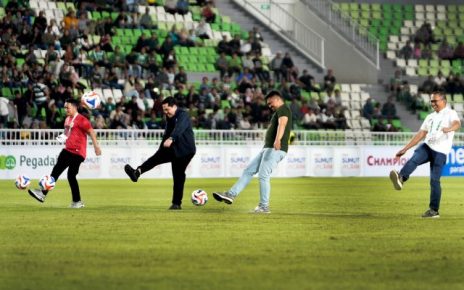 Gubernur Sumut, Bobby Nasution dan Ketua Umum PSSI, Erick Thohir, tendang bola pertama pembukaan Liga Championship
