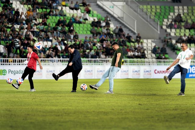 Gubernur Sumut, Bobby Nasution dan Ketua Umum PSSI, Erick Thohir, tendang bola pertama pembukaan Liga Championship
