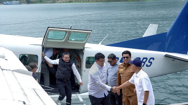 Gubernur Sumut, Bobby Nasution, demo flight pesawat amfibi di Danau Toba