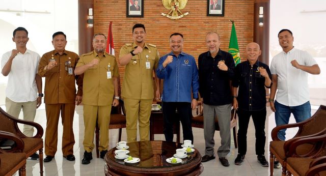 Gubernur Sumut, Bobby Nasution, foto bersama dengan PWI