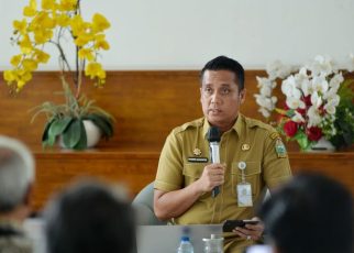 Kadis PMPTSP Sumut, Chandra Dalimunthe, beri keterangan kepada wartawan di Kantor Gubernur Sumut