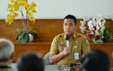 Kadis PMPTSP Sumut, Chandra Dalimunthe, beri keterangan kepada wartawan di Kantor Gubernur Sumut
